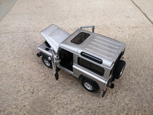 Load image into Gallery viewer, WELLY 1:24  Diecast Static Car Model Men&#39;s  For Land Rover Defender JD
